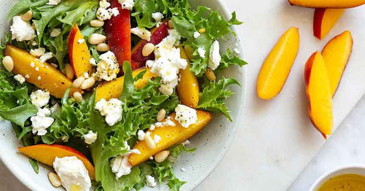 Gegrilde perziksalade met geitenkaas en honing-vinaigrette